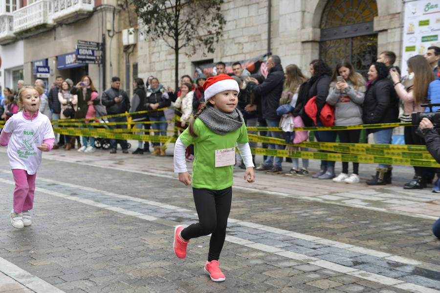 Grandes y pequeños participaronen la popular carrera. 