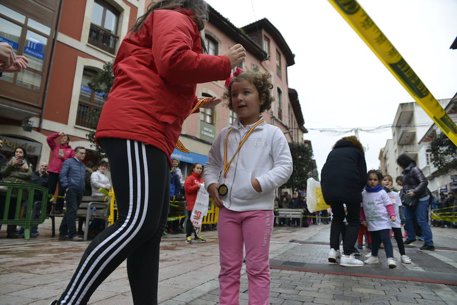 Grandes y pequeños participaronen la popular carrera. 