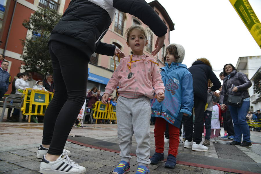 Grandes y pequeños participaronen la popular carrera. 