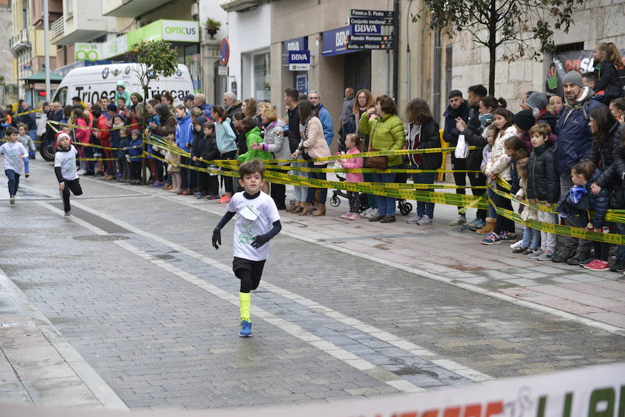 Grandes y pequeños participaronen la popular carrera. 