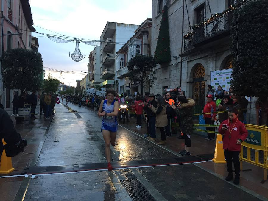 Grandes y pequeños participaronen la popular carrera. 