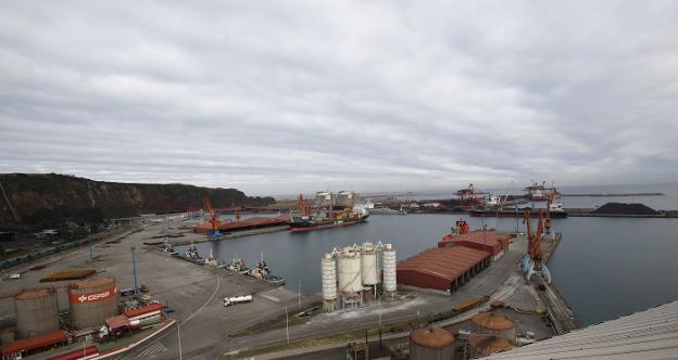 Panorámica de las instalaciones del puerto gijonés, donde se ha regulado la utilización de drones. 