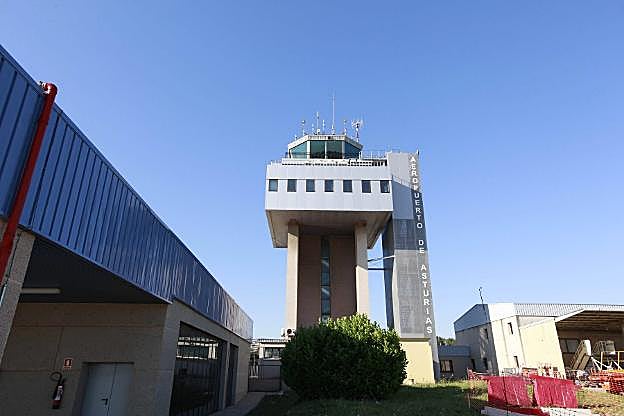 La torre del aeropuerto de Asturias, que controla el tráfico aéreo de la región. 
