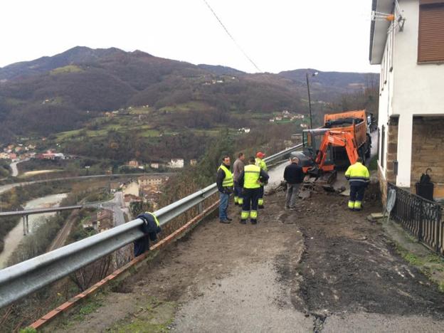 Primeros trabajos en la zona de Felguerúa, en Aller. :: M. V.