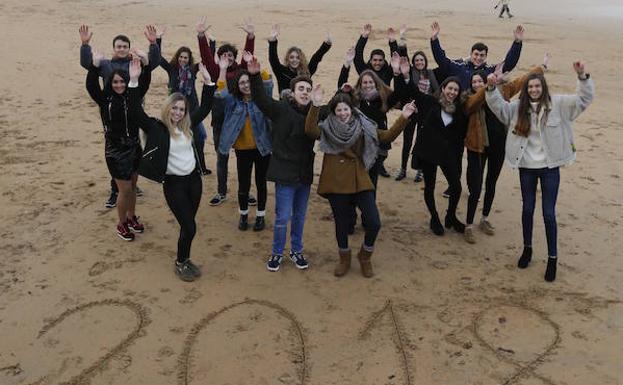 Un grupo de jóvenes de la generación del 2000 posa en la playa de San Lorenzo para ELCOMERCIO. 