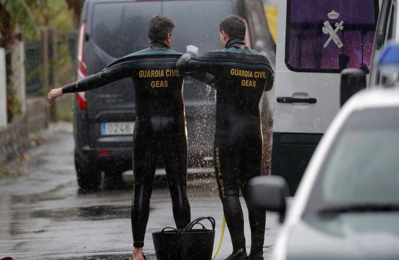 Efectivos de la Guardia Civil custodian la nave en la que se ha encontrado el cadáver de Diana Quer y la casa del principal sospechoso de su desaparición, José Abuín, 'El Chicle'.