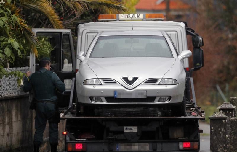 Efectivos de la Guardia Civil custodian la nave en la que se ha encontrado el cadáver de Diana Quer y la casa del principal sospechoso de su desaparición, José Abuín, 'El Chicle'.