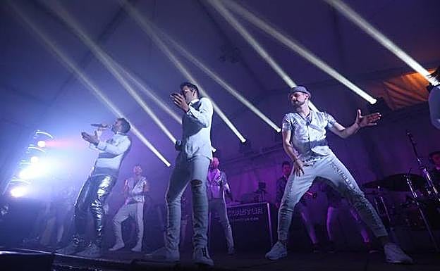 Los músicos, sobre el escenario. 