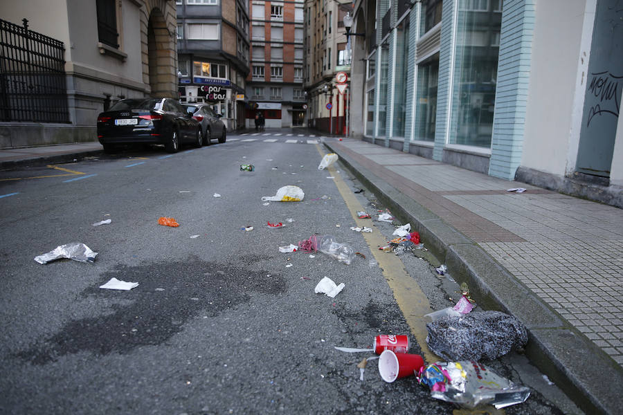 Así amaneció Gijón tras la resaca de Nochevieja