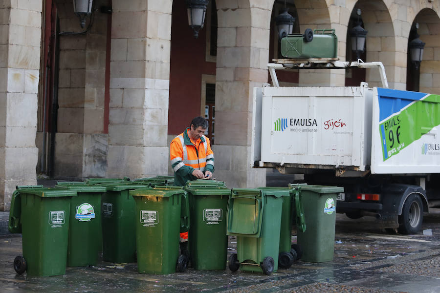 Así amaneció Gijón tras la resaca de Nochevieja