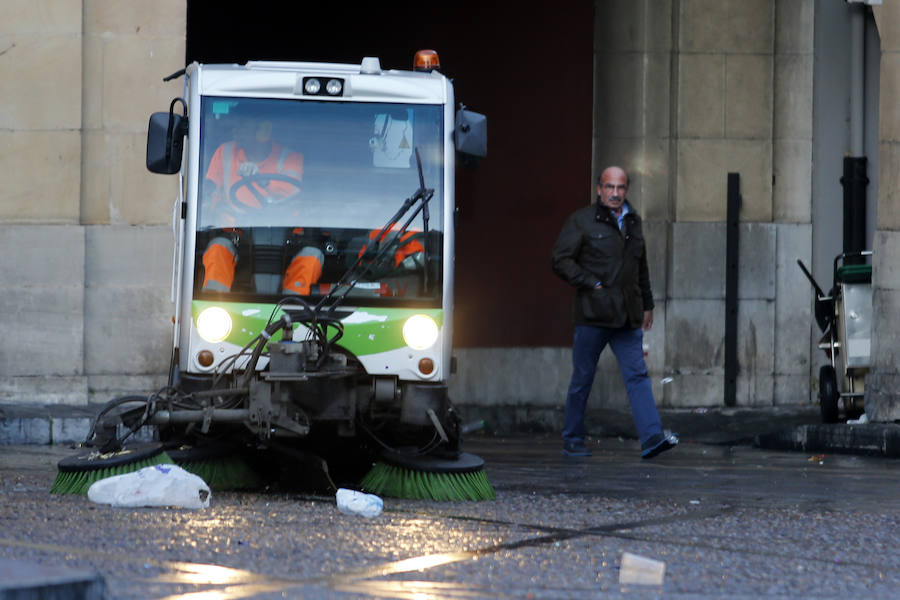 Así amaneció Gijón tras la resaca de Nochevieja