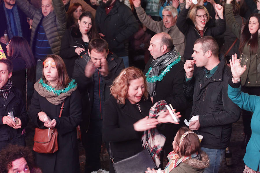 Fiesta de Nochevieja en la plaza Mayor de Gijón