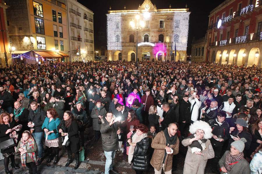 Fiesta de Nochevieja en la plaza Mayor de Gijón