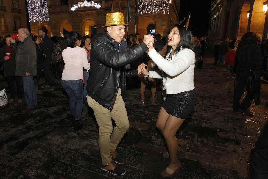 Fiesta de Nochevieja en la plaza Mayor de Gijón