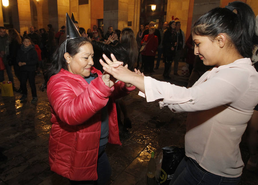 Fiesta de Nochevieja en la plaza Mayor de Gijón