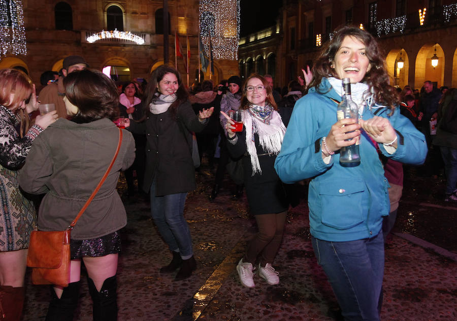 Fiesta de Nochevieja en la plaza Mayor de Gijón