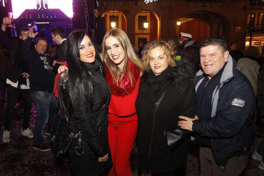 Fiesta de Nochevieja en la plaza Mayor de Gijón