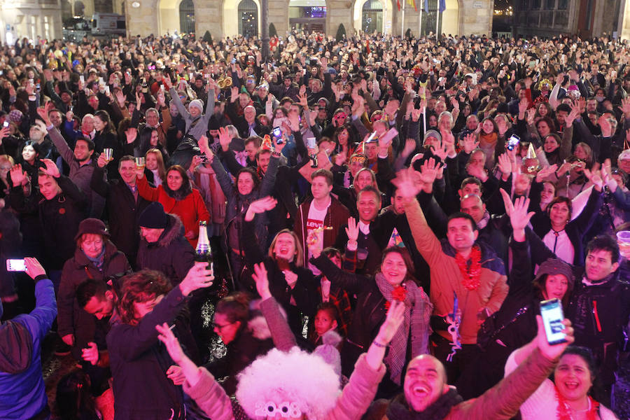 Fiesta de Nochevieja en la plaza Mayor de Gijón