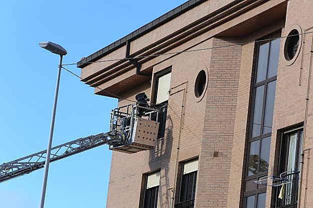 Un bombero revisa una fachada en El Alfaraz. 