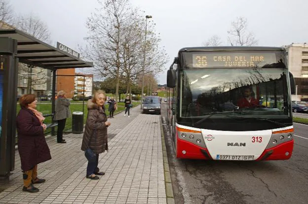 Viajeras esperan la llegada de un autobús de la línea 36 en la parada de la Casa del Mar. 