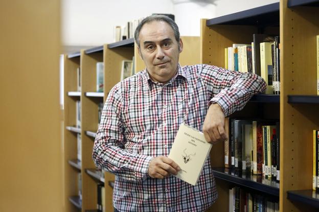 Jorge Espina, en la biblioteca de Lugones. 