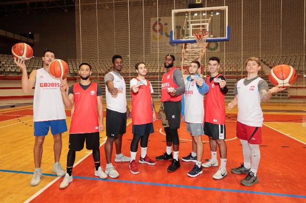 Varios jugadores del Gijón Basket posan con los abonos de la nueva campaña. 