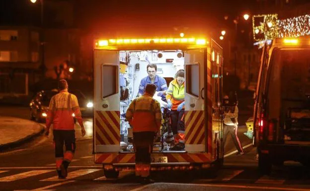 La ambulancia traslada a la herida. 