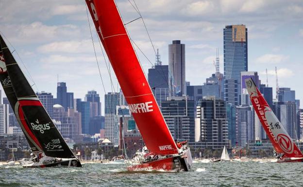 El 'Mapfre' lucha contra el 'Dongfeng' durante la Volvo Ocean Race. 