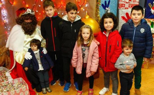 El Príncipe Aliatar visitó ayer a los niños en Las Vegas. 