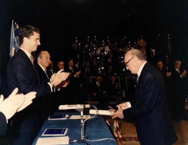 El jurista gijonés, en el momento de recibir el Premio Príncipe de Asturias en 1994. 