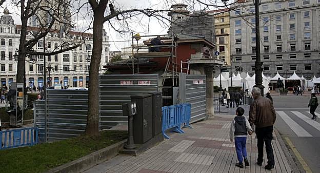 Trabajadores municipales durante el arreglo. 