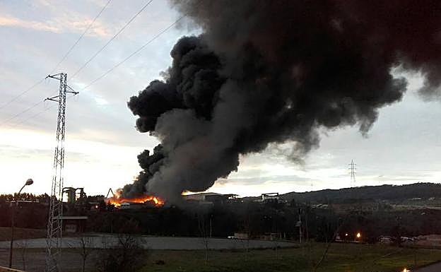 Vídeo: las llamas devoran un desguace en Somonte