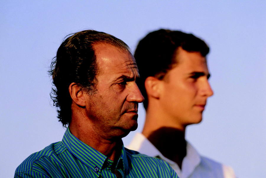 El Rey Juan Carlos I, junto a su hijo, el Príncipe Felipe.