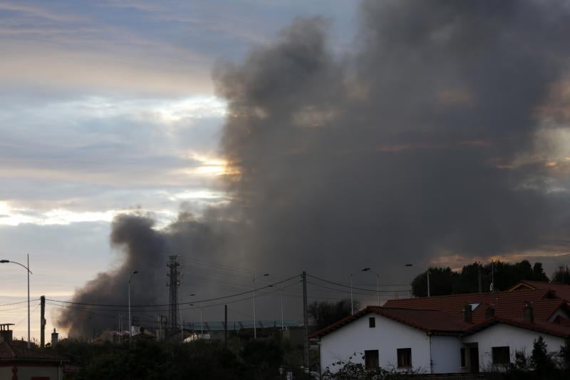 Las imágenes del espectacular incendio en un desguace de Gijón