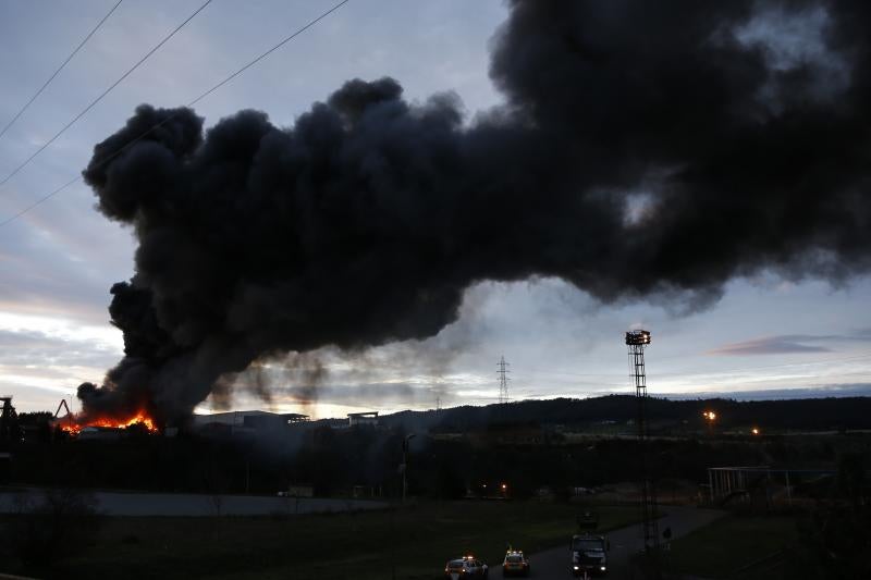 Las imágenes del espectacular incendio en un desguace de Gijón