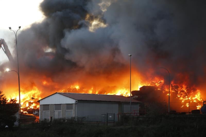 Las imágenes del espectacular incendio en un desguace de Gijón