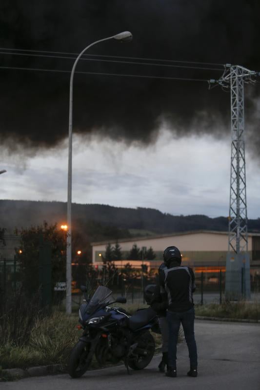 Las imágenes del espectacular incendio en un desguace de Gijón