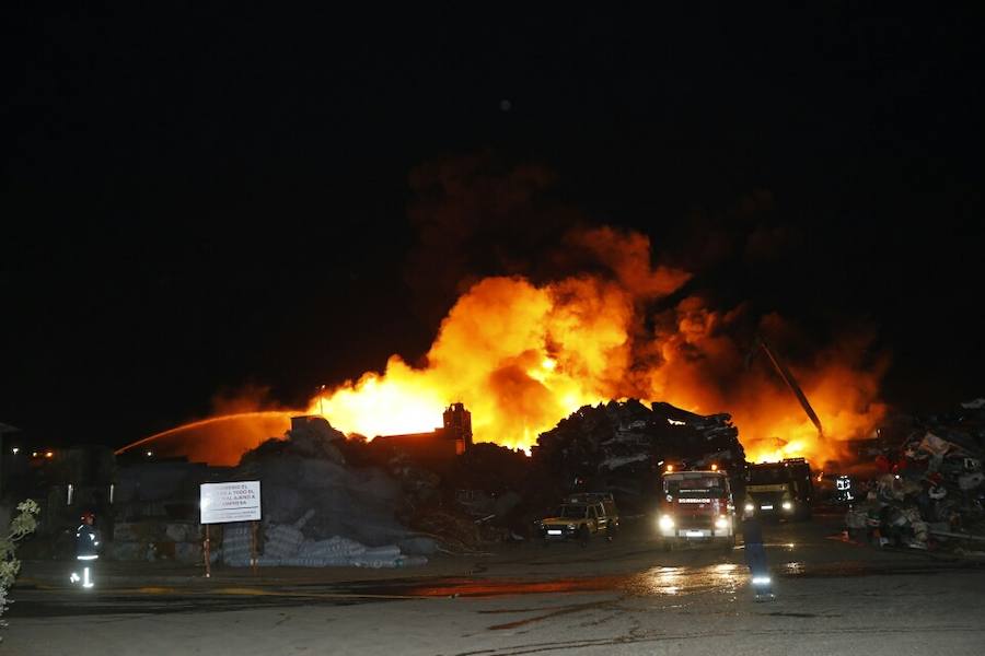 Las imágenes del espectacular incendio en un desguace de Gijón