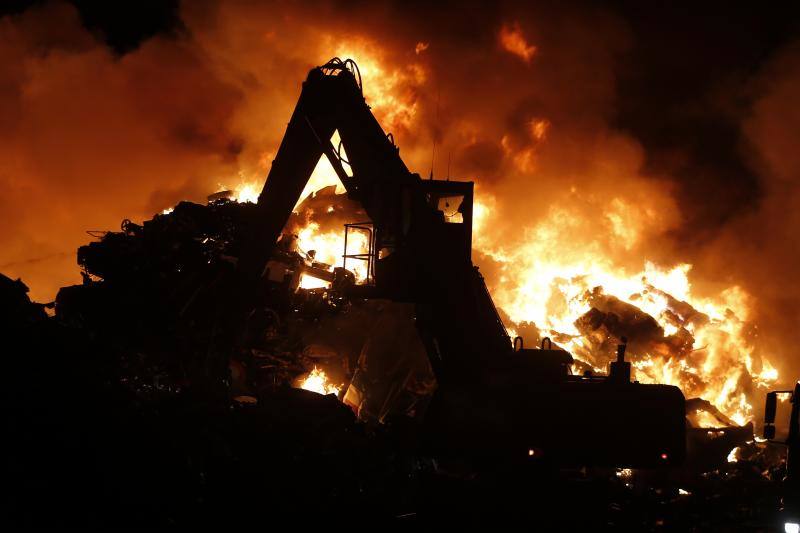 Las imágenes del espectacular incendio en un desguace de Gijón