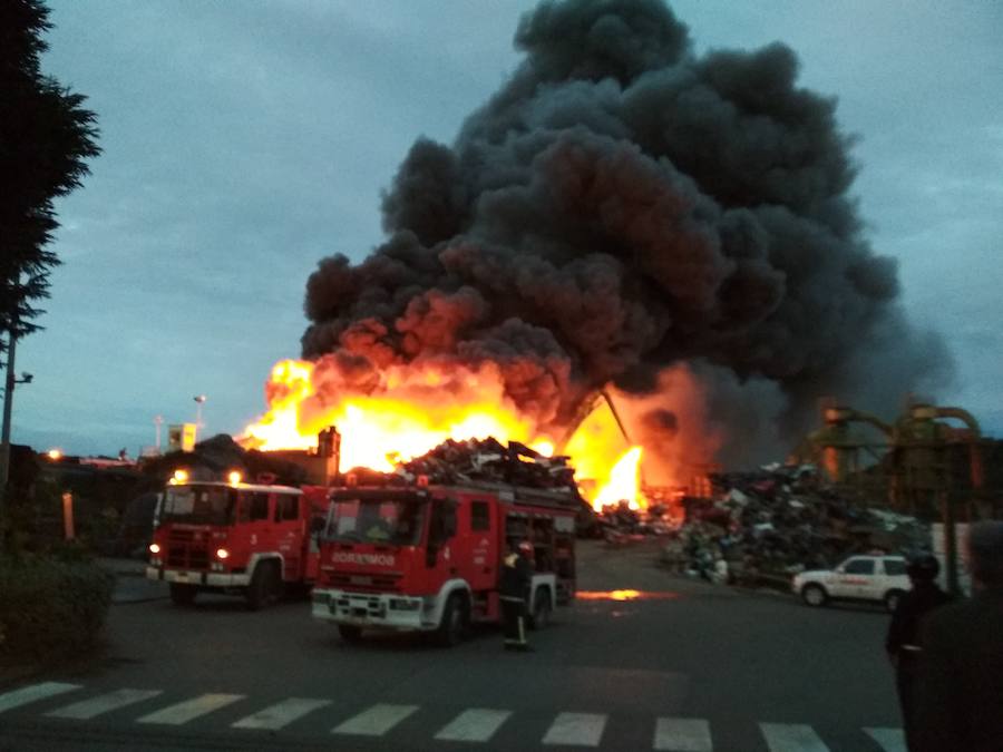 Las imágenes del espectacular incendio en un desguace de Gijón