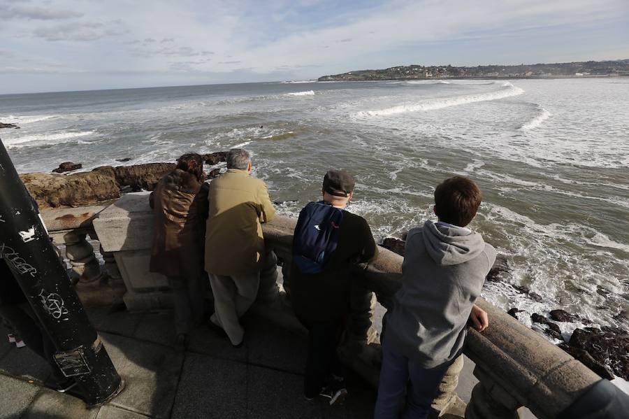 Las imágenes que deja en Gijón el paso del temporal