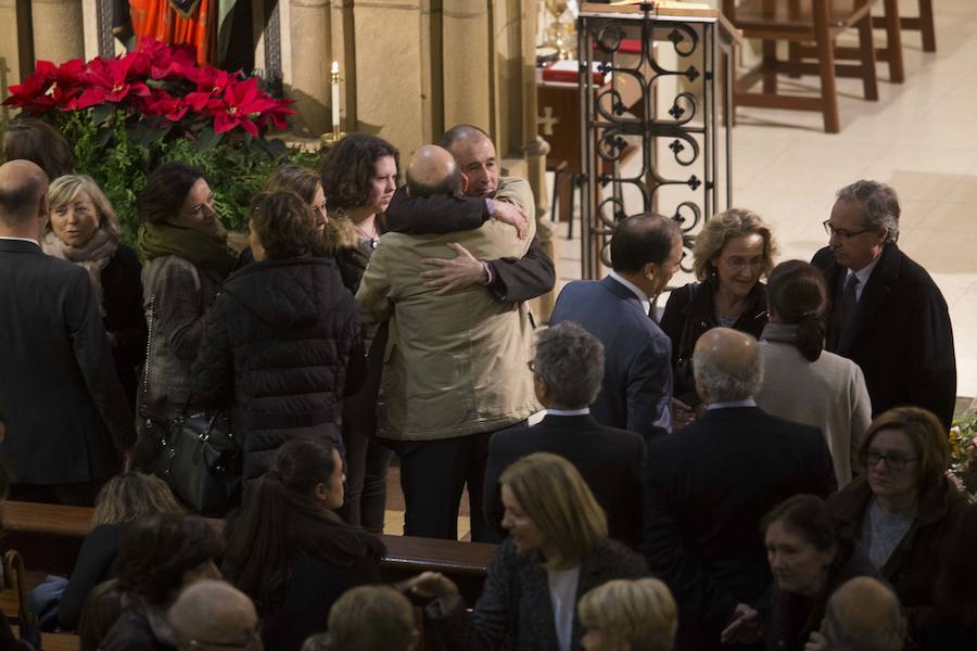 Multitud de personas han querido darle el último adiós al exministro de Educación y Ciencia y reputado jurista gijonés