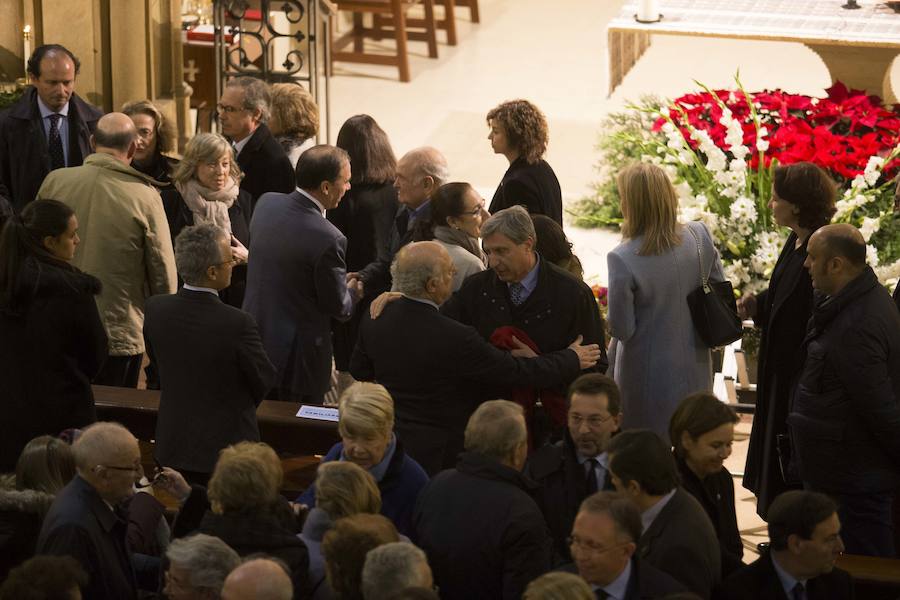 Multitud de personas han querido darle el último adiós al exministro de Educación y Ciencia y reputado jurista gijonés