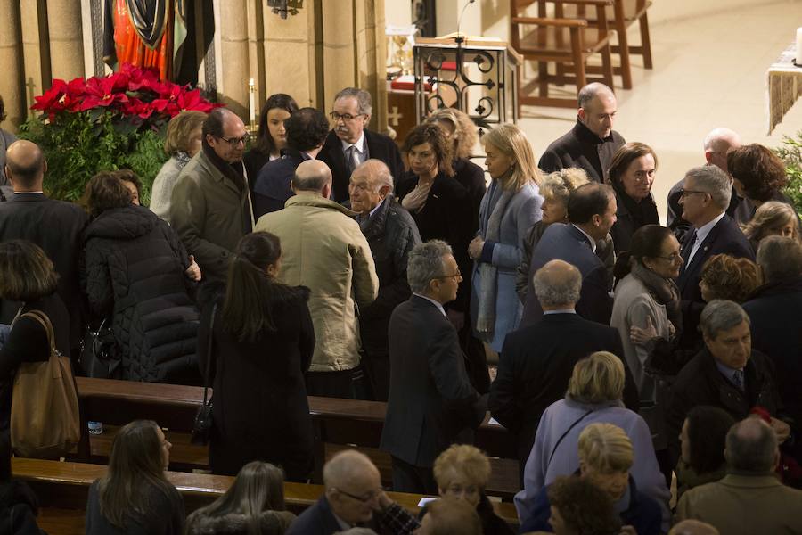 Multitud de personas han querido darle el último adiós al exministro de Educación y Ciencia y reputado jurista gijonés