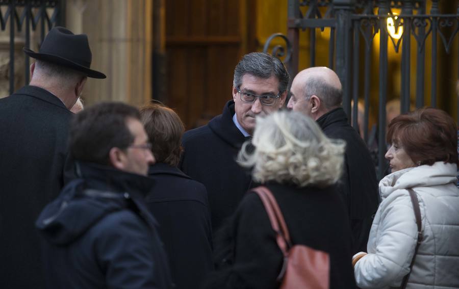 Multitud de personas han querido darle el último adiós al exministro de Educación y Ciencia y reputado jurista gijonés