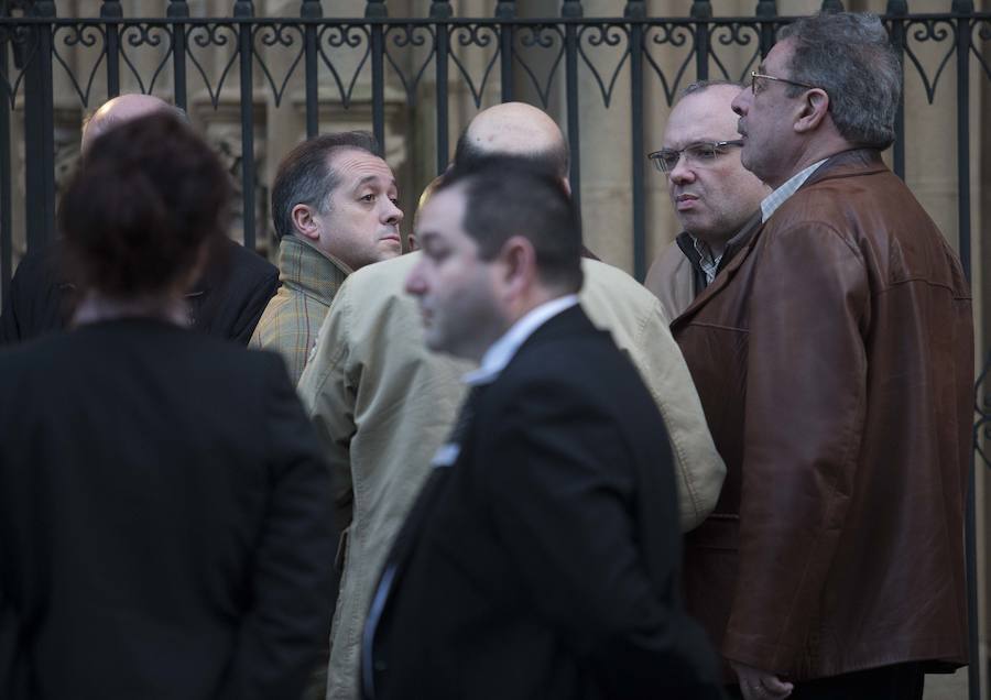 Multitud de personas han querido darle el último adiós al exministro de Educación y Ciencia y reputado jurista gijonés