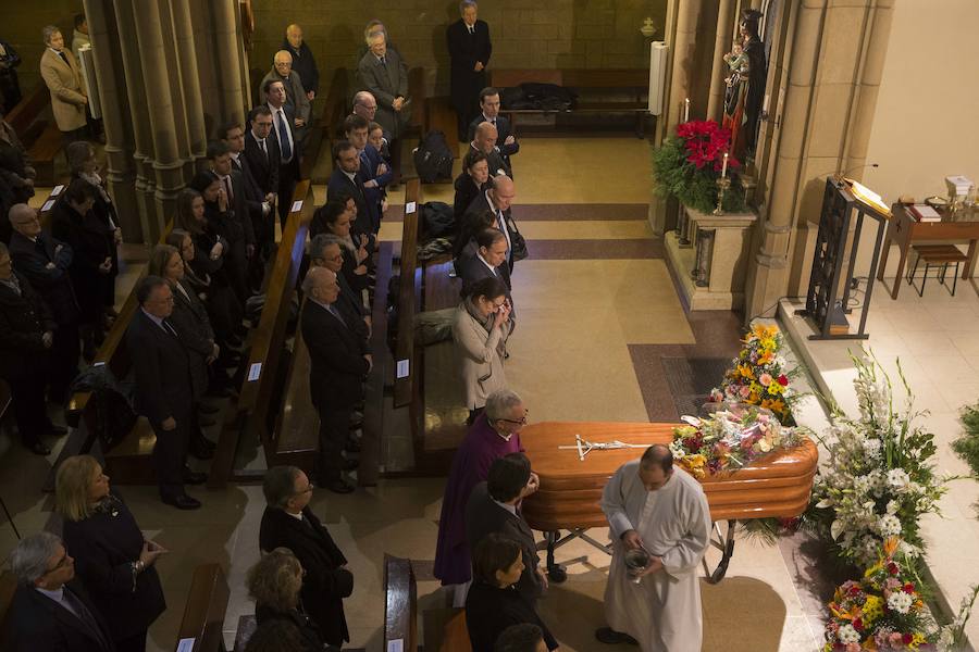 Multitud de personas han querido darle el último adiós al exministro de Educación y Ciencia y reputado jurista gijonés