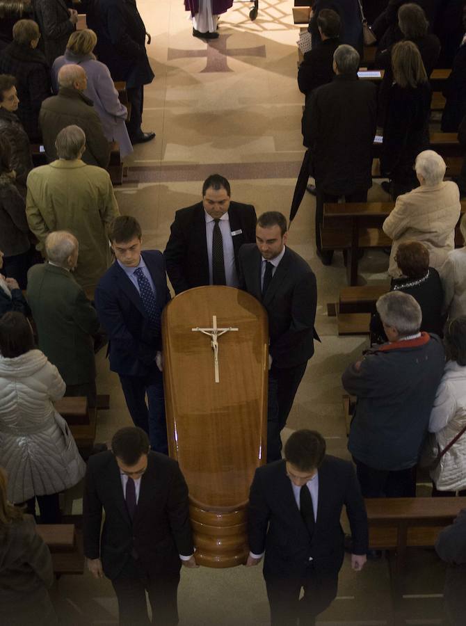 Multitud de personas han querido darle el último adiós al exministro de Educación y Ciencia y reputado jurista gijonés