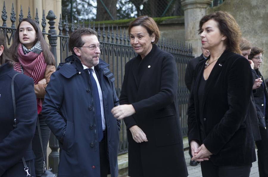 Multitud de personas han querido darle el último adiós al exministro de Educación y Ciencia y reputado jurista gijonés