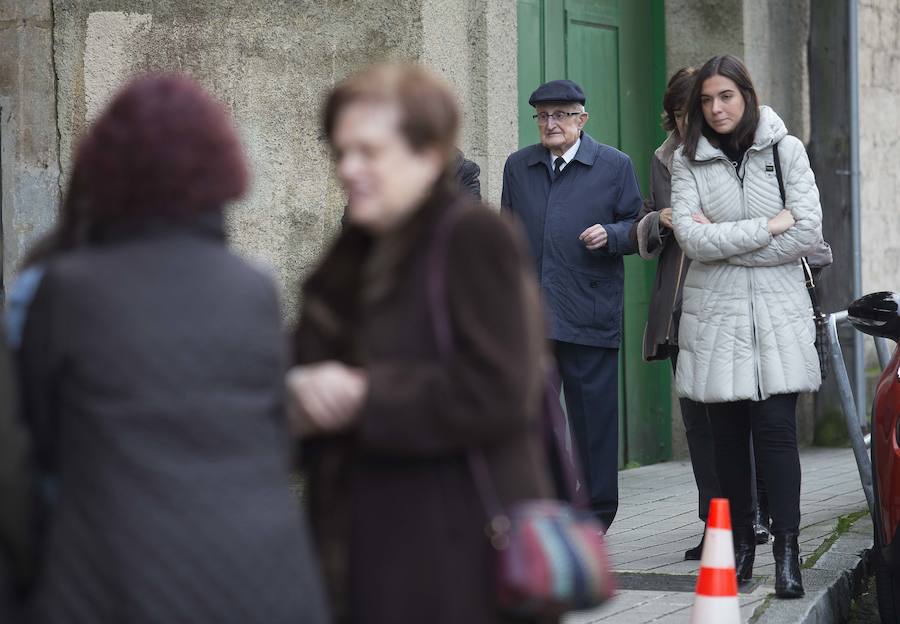 Multitud de personas han querido darle el último adiós al exministro de Educación y Ciencia y reputado jurista gijonés